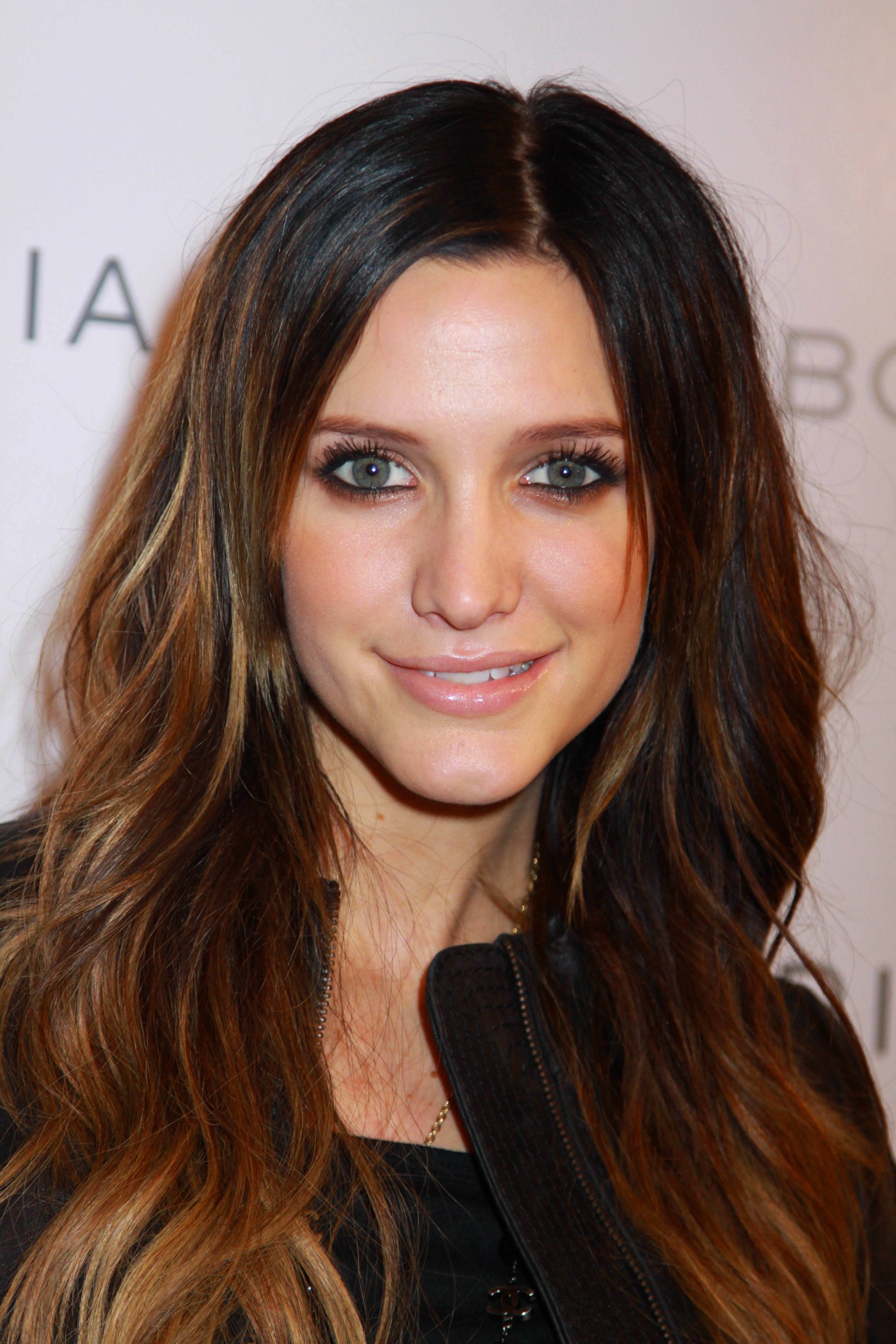 singer ahslee simpson with dark brown hair and subtle russet ombre