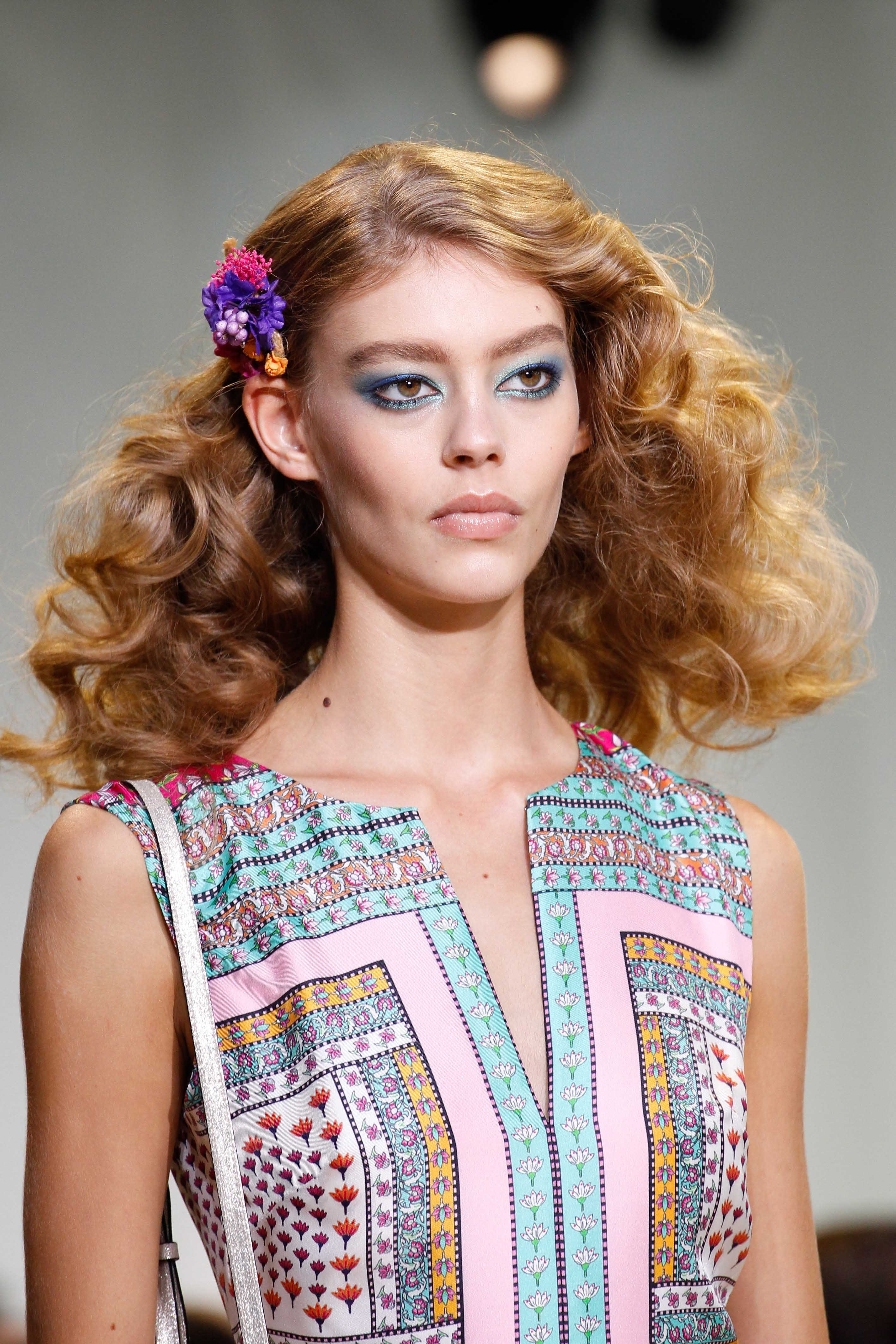 How to style medium hair: Voluminous curls bold waves
