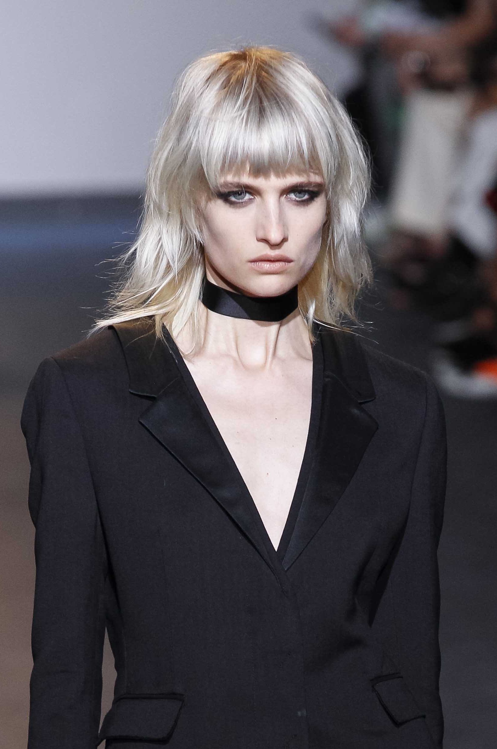 How to style medium hair: blonde shag medium hair