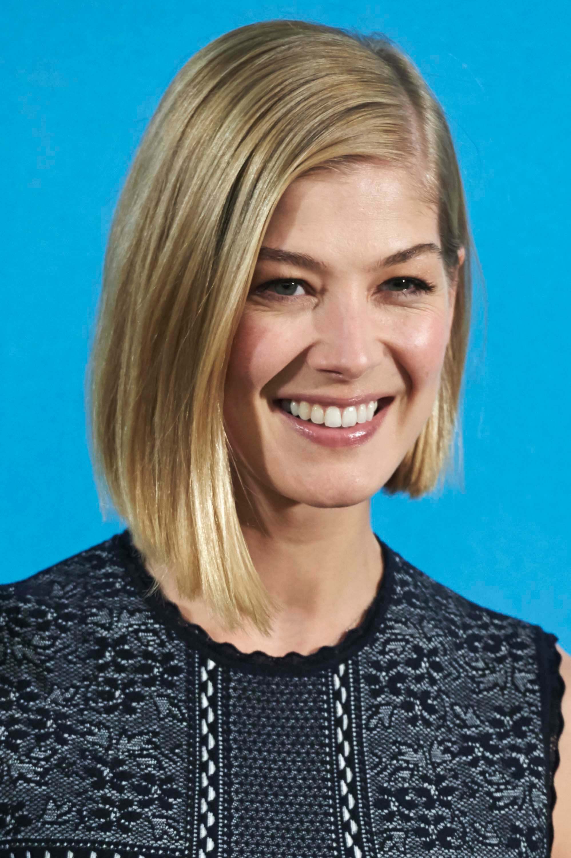 Hairstyles-for-heart-shaped-faces-Rosamund-Pike