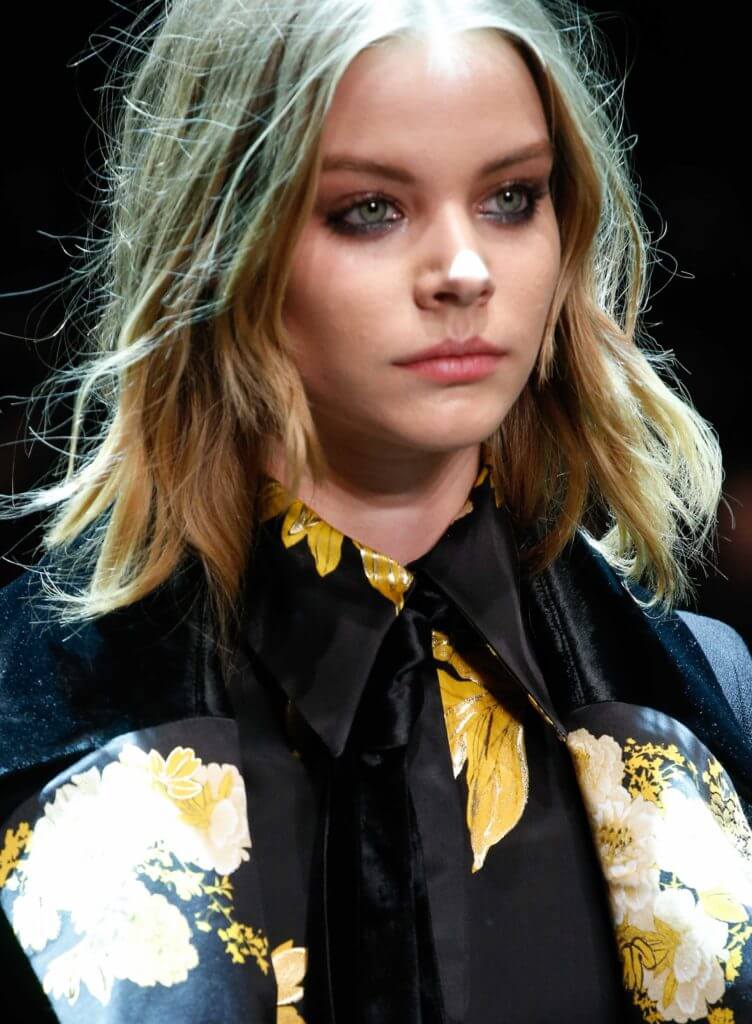 short hairstyles for thick wavy hair: blonde model with a layered lob