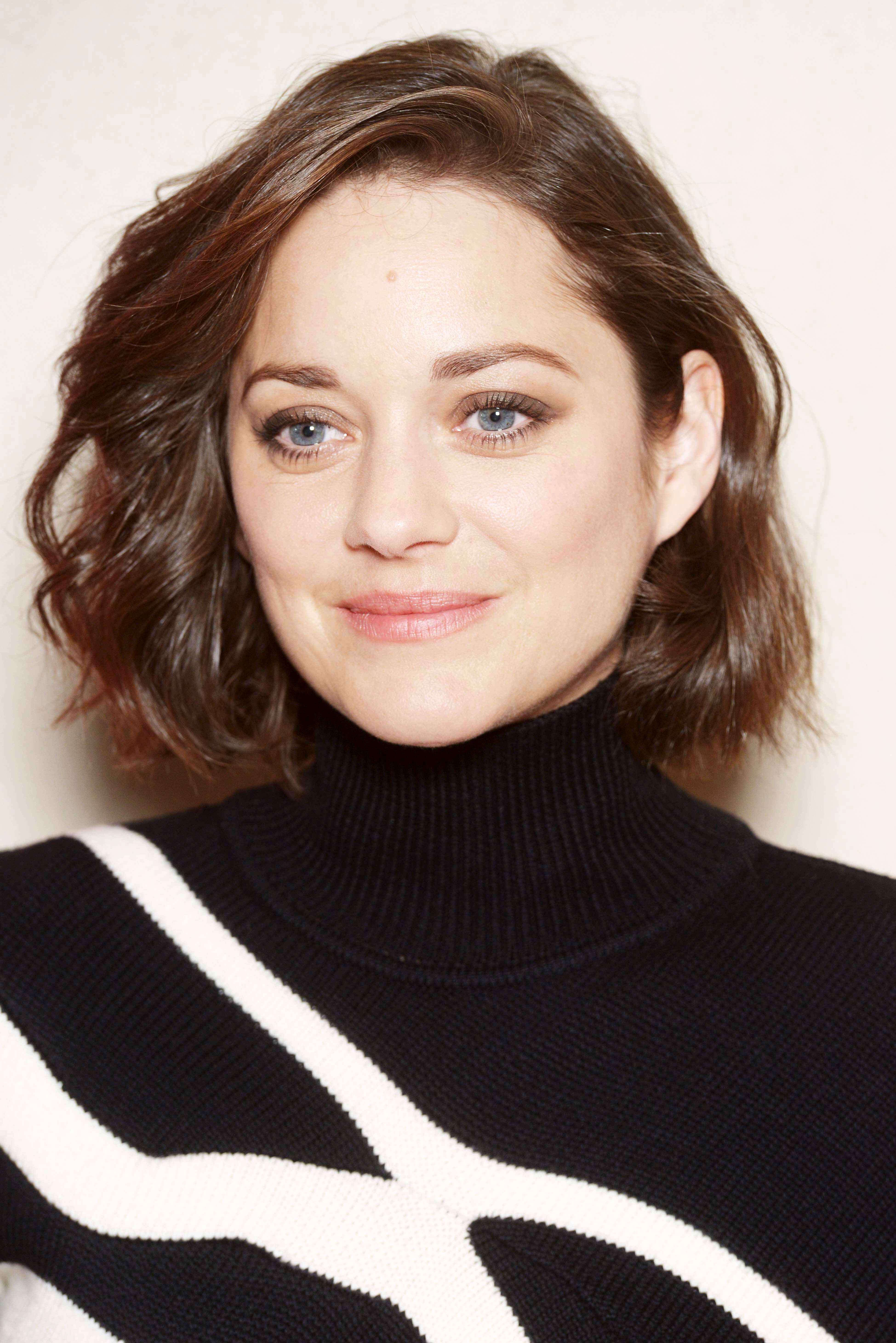 smooth wavy bob short hairstyles for square faces Marion Cotillard