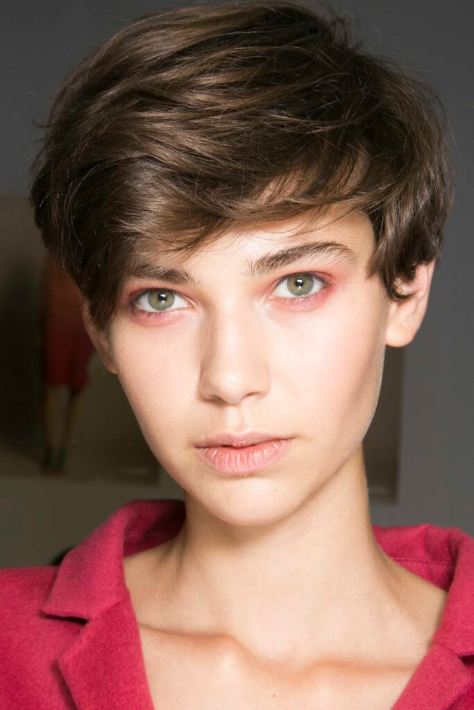Short wavy hairstyles: model with a pixie cut shows us how to wear our wavy short hair
