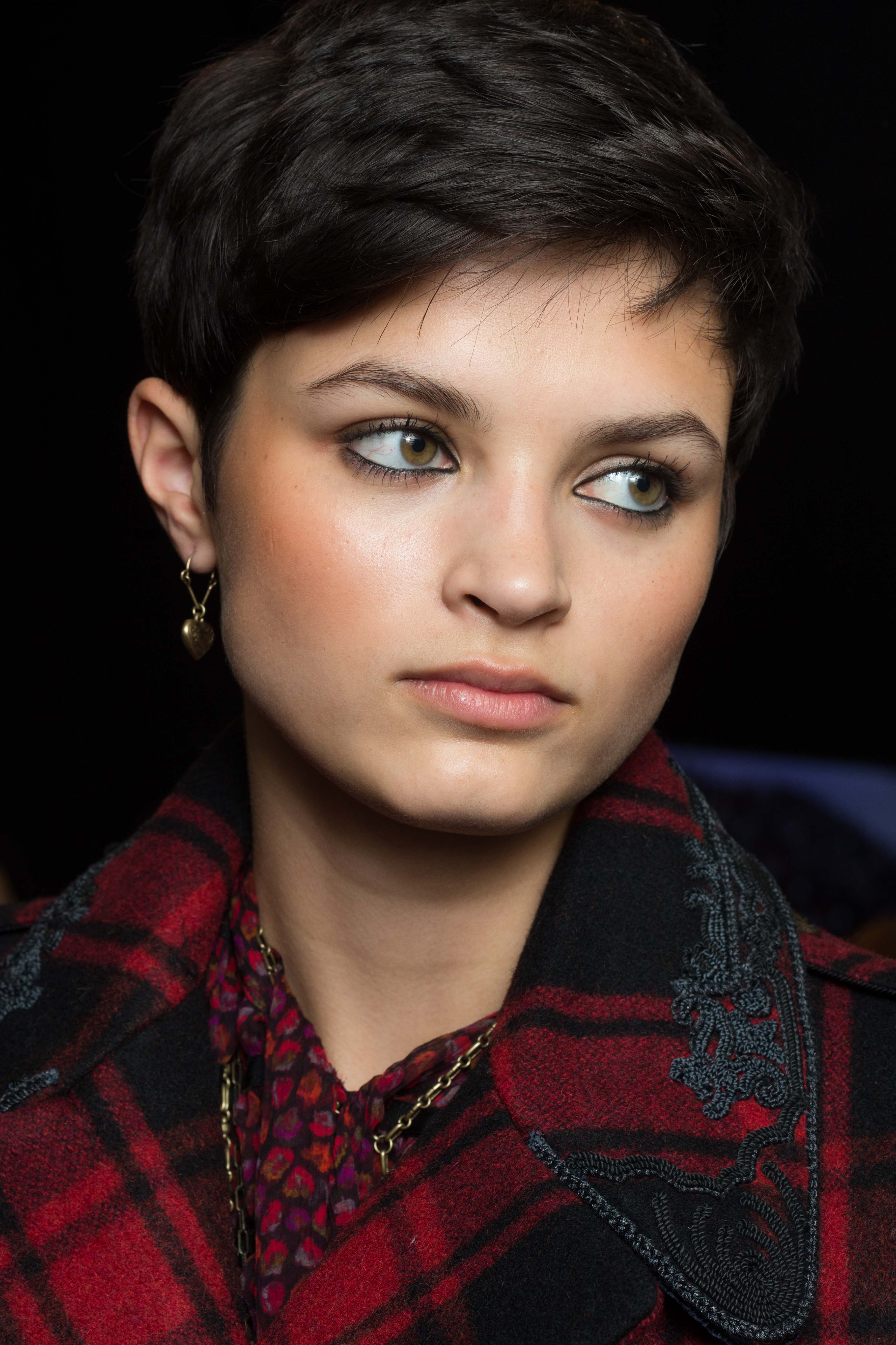 Pixie cuts for oval faces: brunette pixie cut