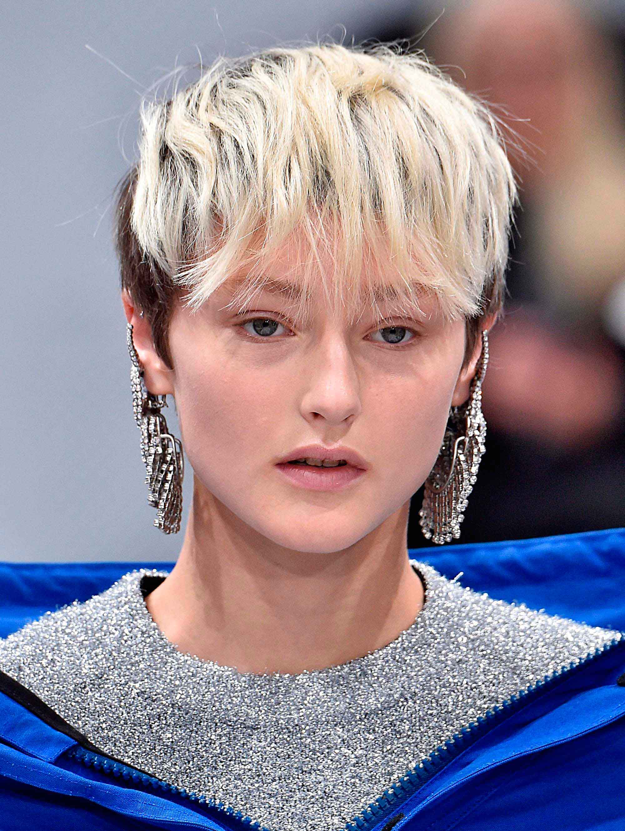 Pixie cuts for oval faces: Undercut pixie cut. Credit: Indigitalim