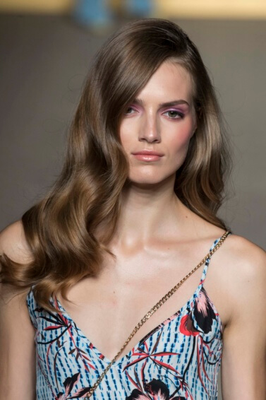 how to get shiny hair model with mousy brown hair and glossy waves