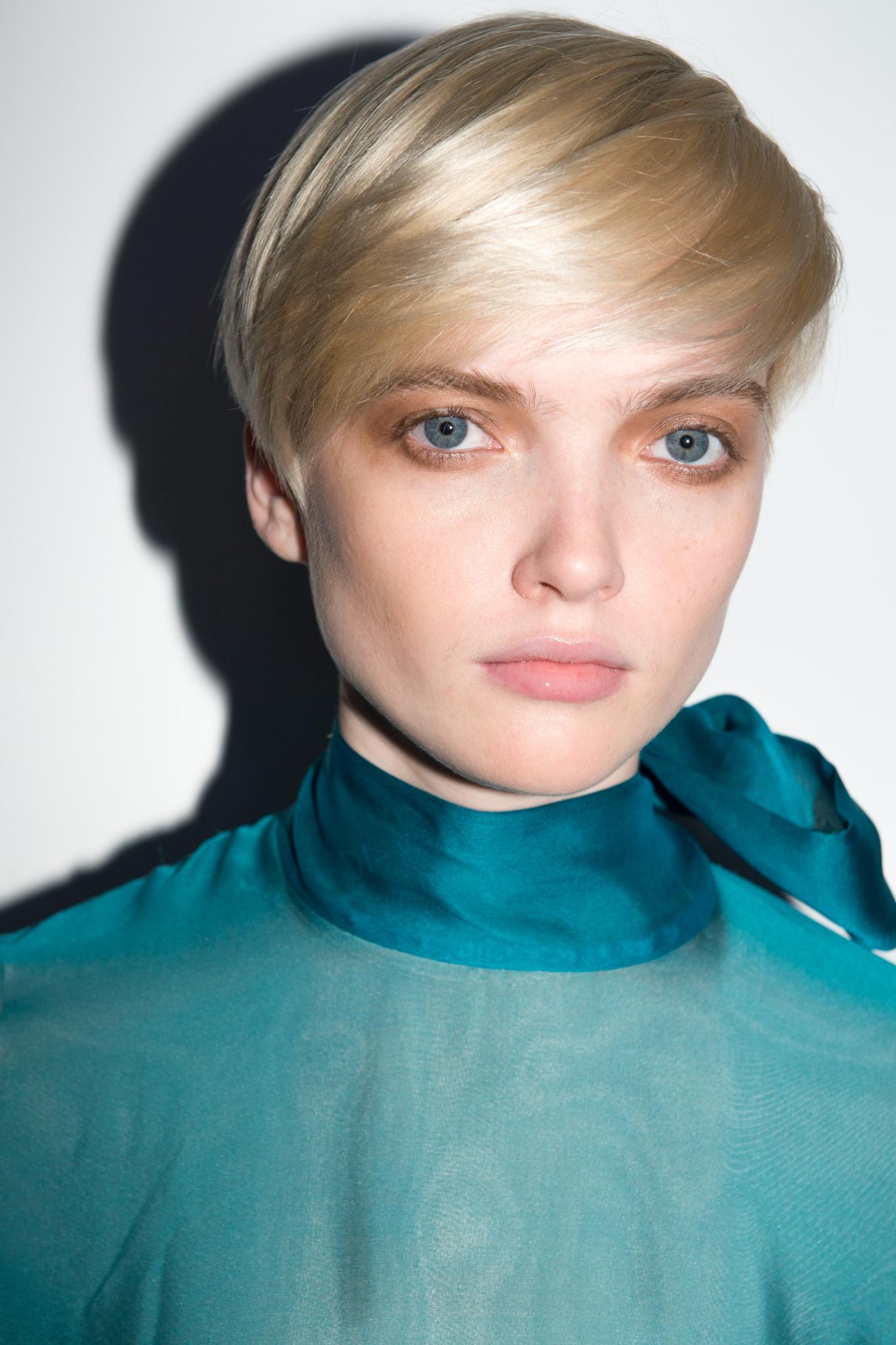 Very short hairstyles: Blonde model with bright blonde sweeping bowl cut hairstyle from Offwhite FW 18