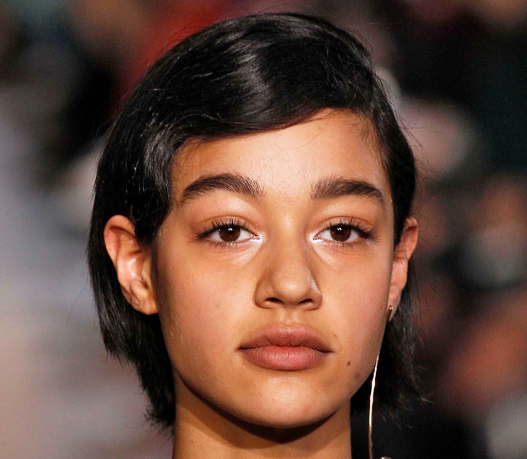 model with finger waves hairstyle on the runway