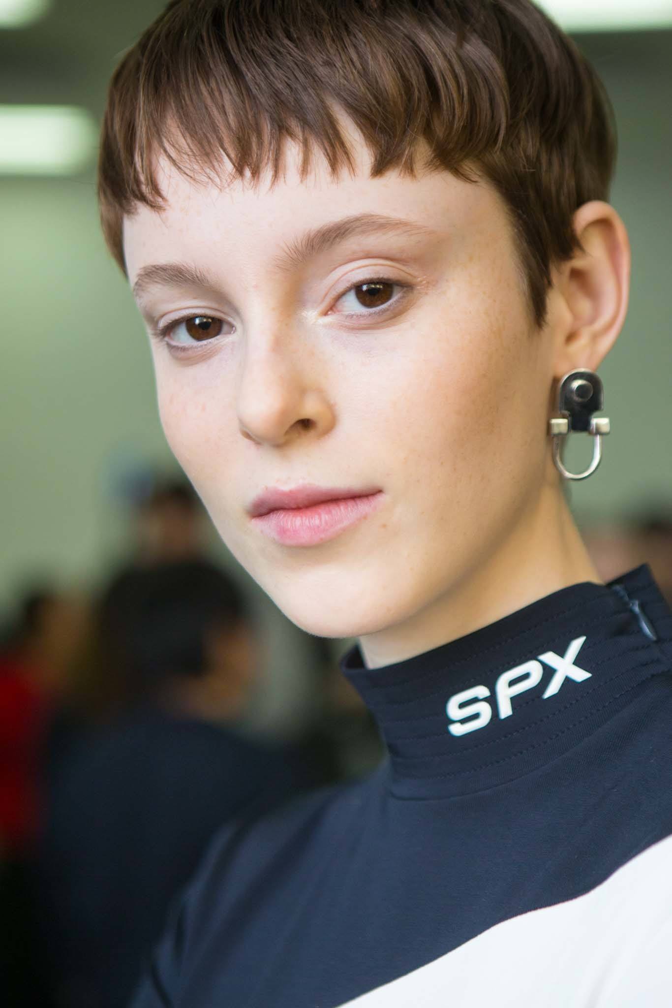 Very short hairstyles: model with a boyish bowl cut from the Sportmax FW18 show