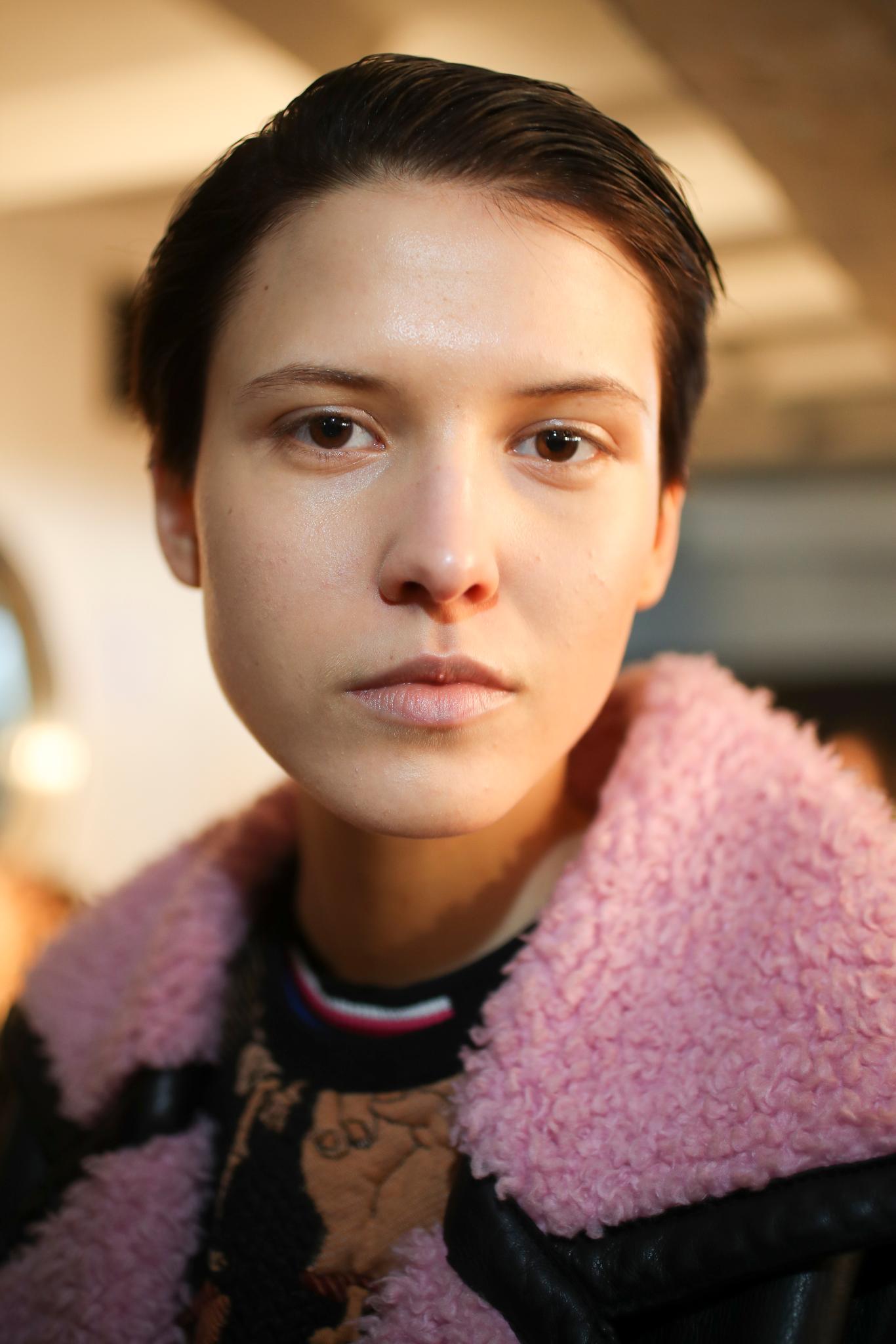 Very short hairstyles: Brunette model with short pixie hairstyle and side parting