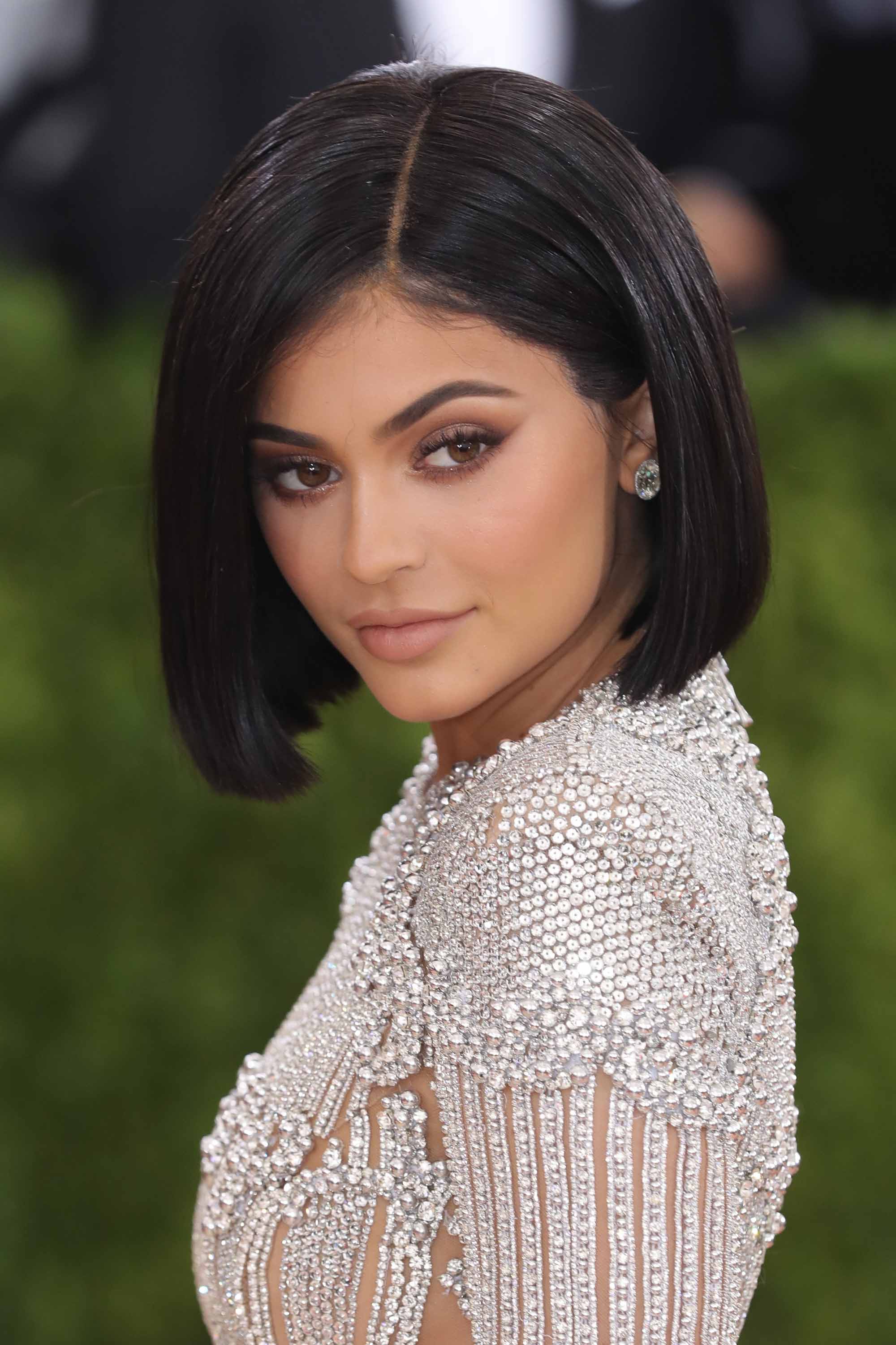 kylie jenner straight bob on dark brown hair