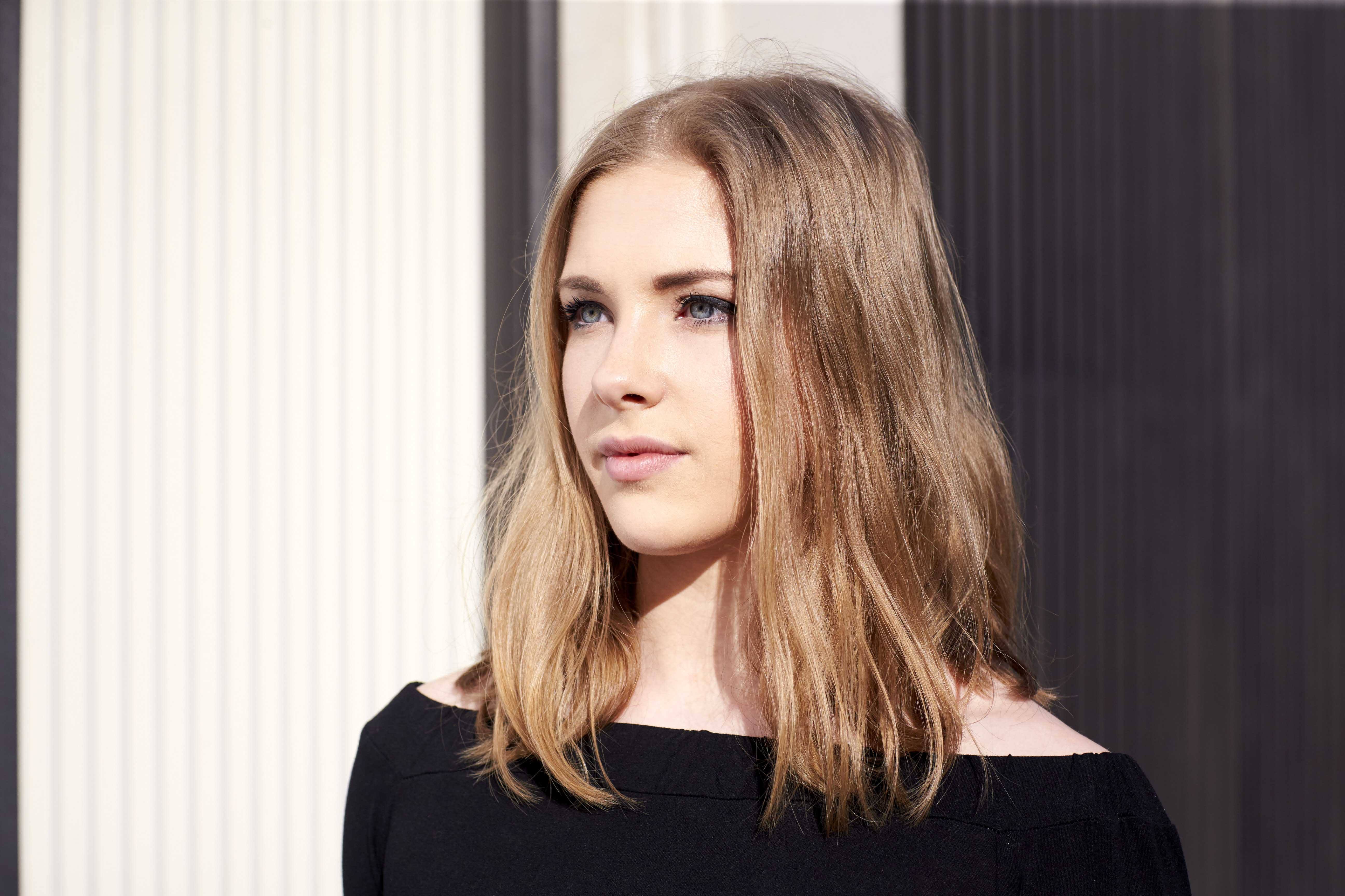 How to style medium hair: long smooth blonde bob