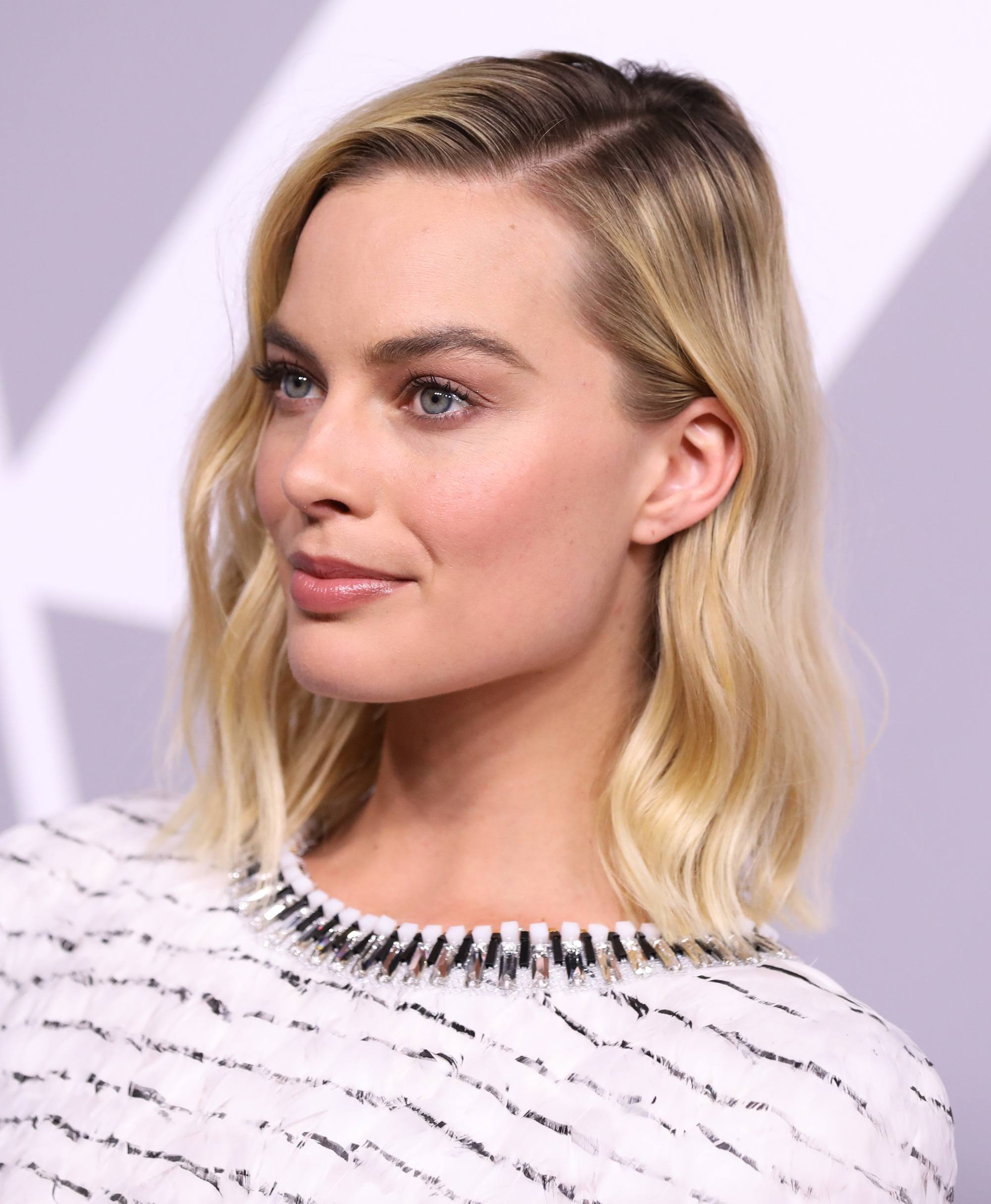 margot robbie blonde long bob with soft waves and side parting