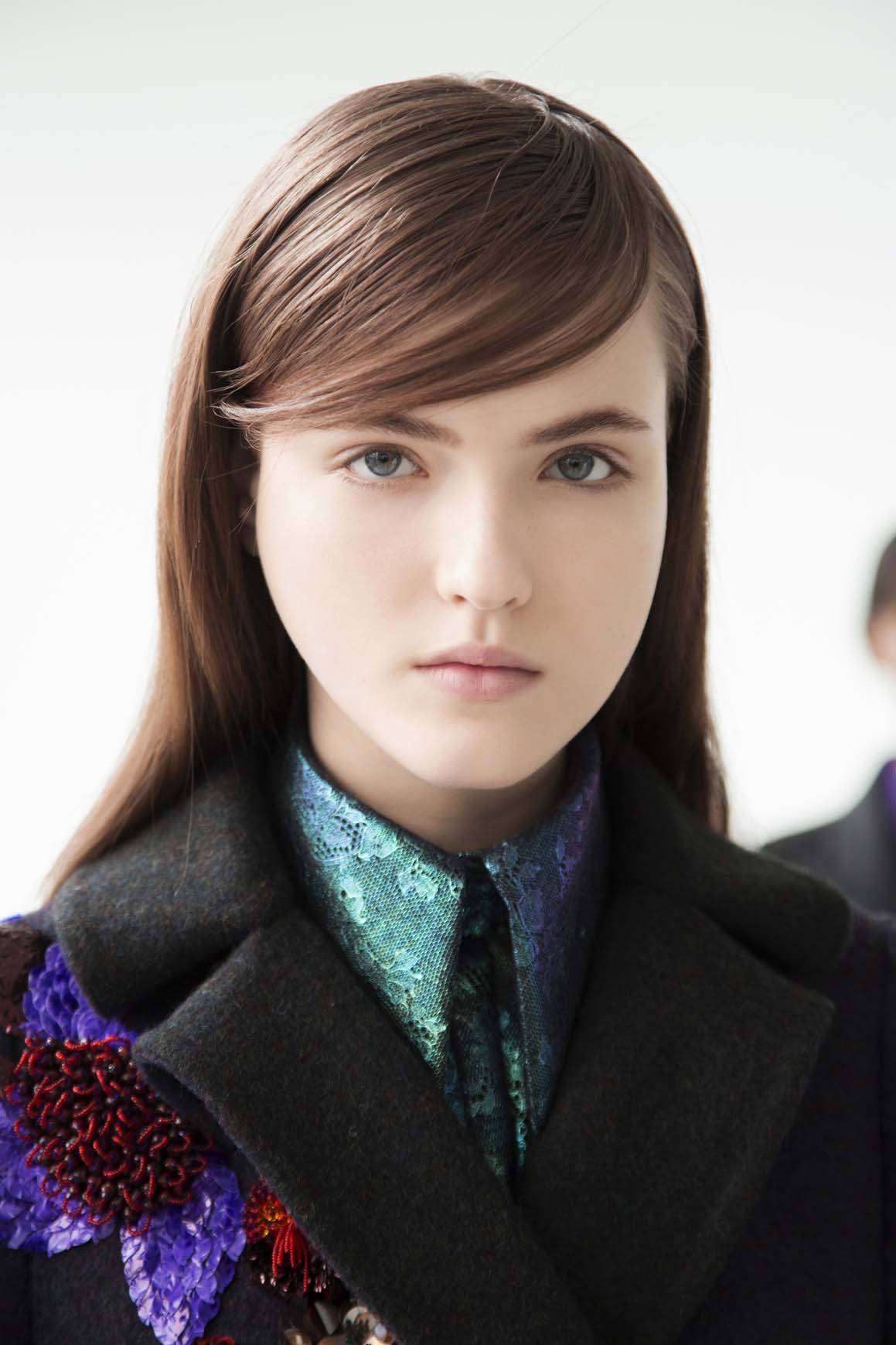 Medium hairstyles for thick hair: Brunette model with a deep side parting
