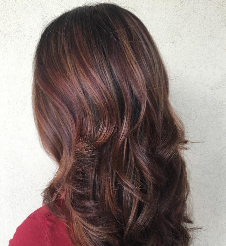 Dark red hair: mahogany highlights