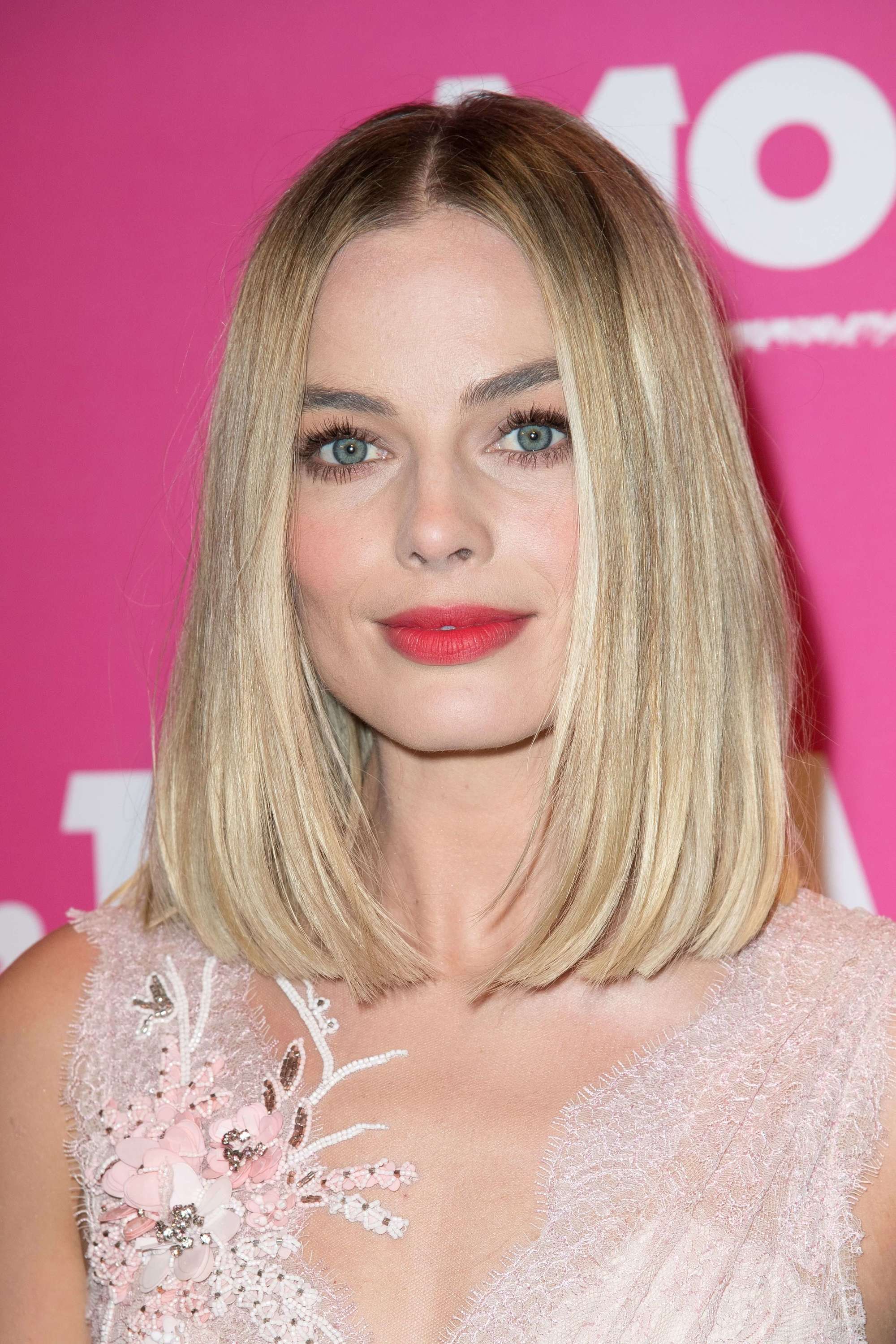 Medium hairstyles for thick hair: Margot Robbie with blonde hair in a straight rounded lob