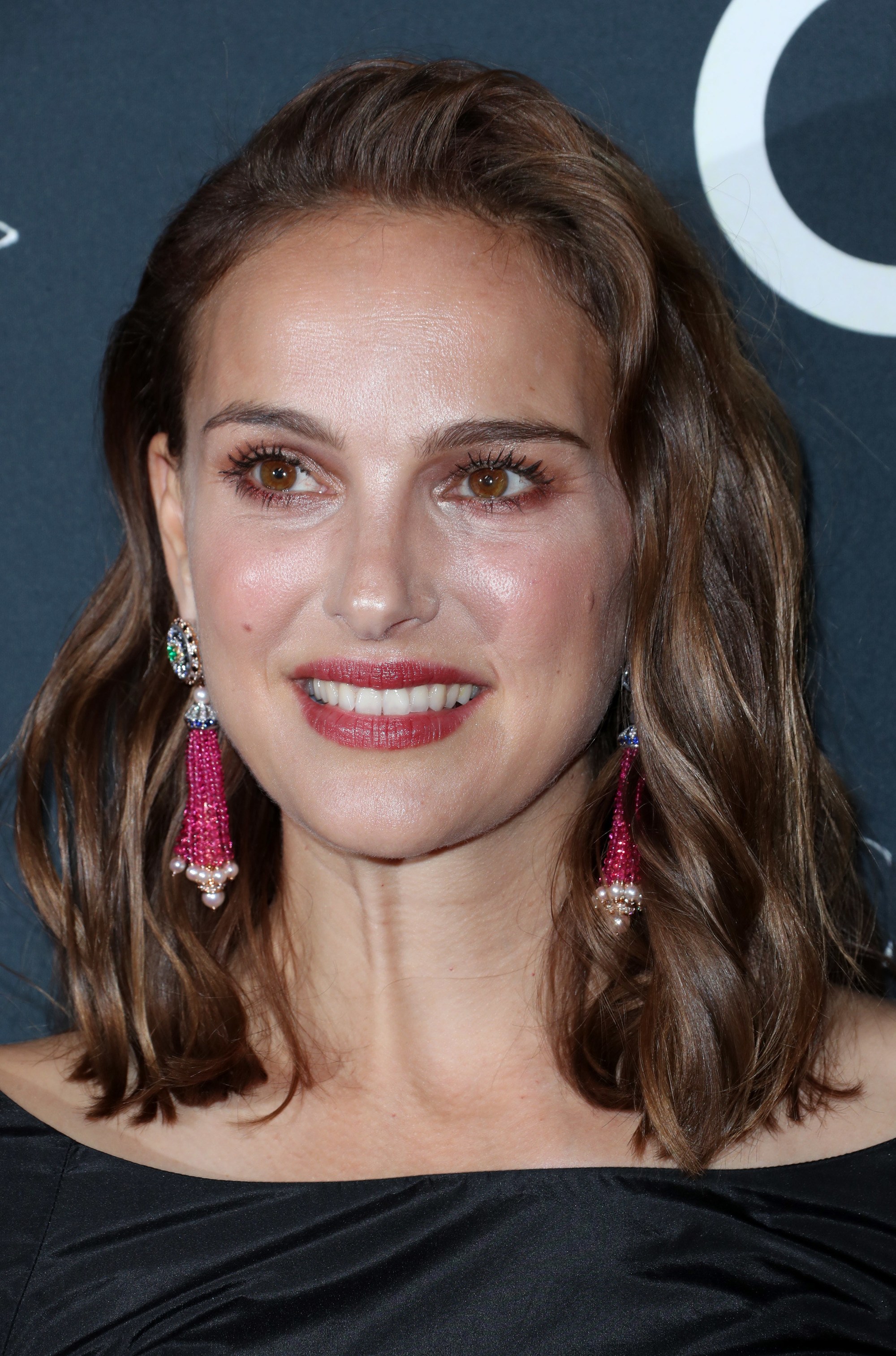 Medium hairstyles for thick hair: Natalie Portman with mid-length medium brown hair styled in undone waves