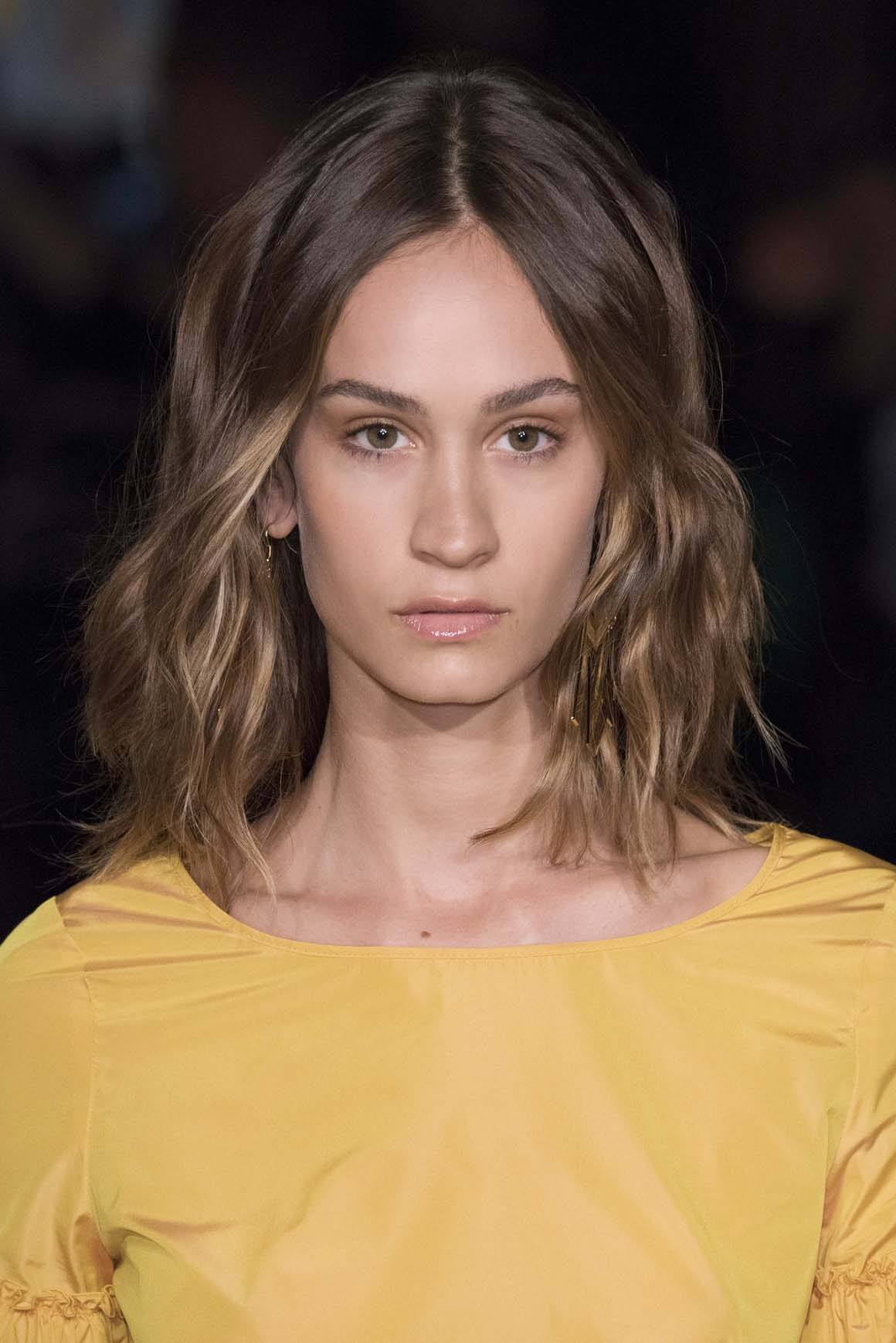 Medium hairstyles for thick hair: Brunette model with wavy mid-length hair with fluffed-out ends