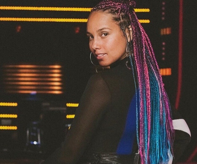 shot of Alicia keys with colourful box braids posing