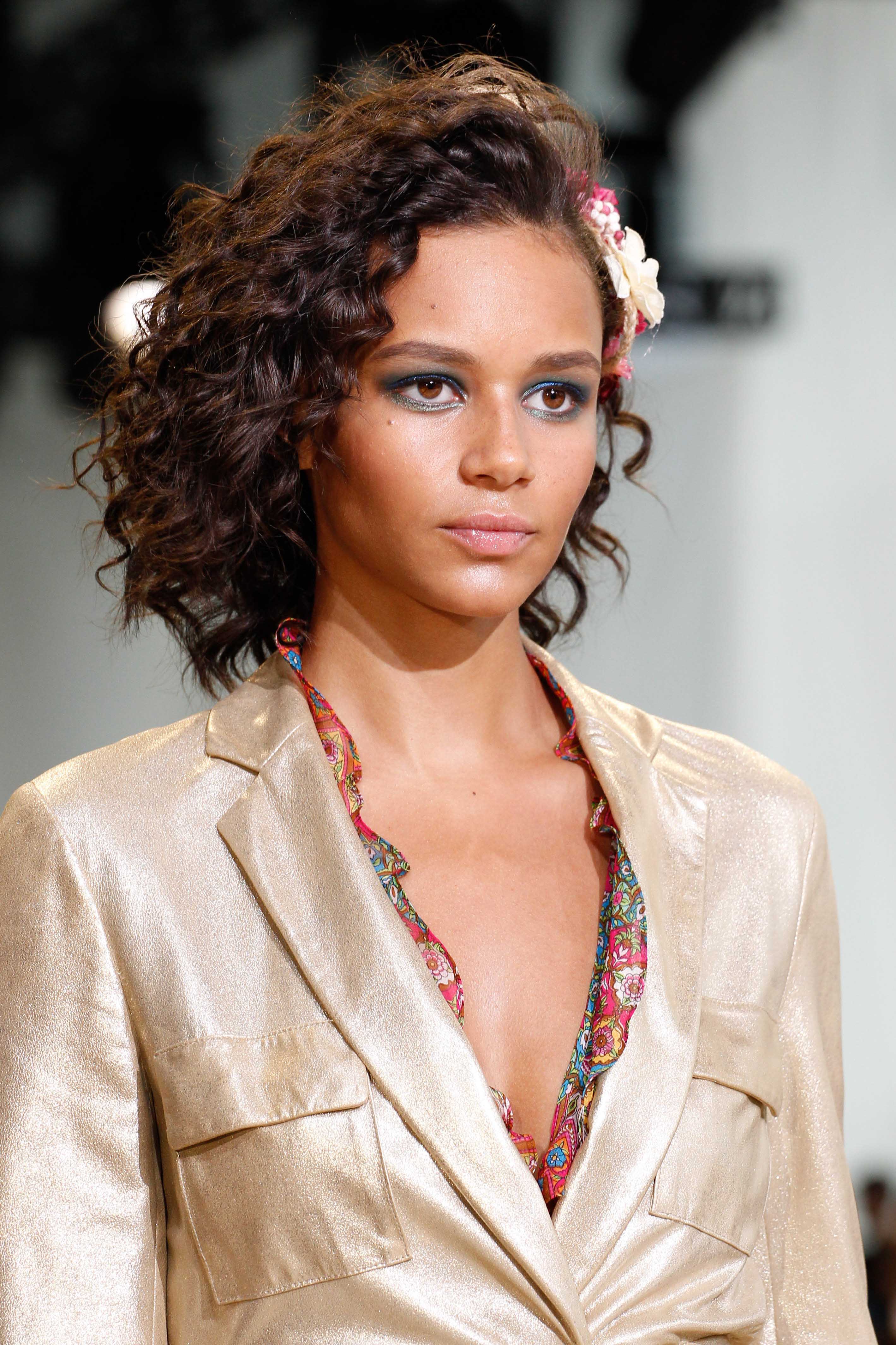 Curly hairstyles for women: All Things Hair - IMAGE - Dramatic side-parted curls