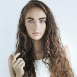 Easy styles for curly hair: A young woman with brown long beachy waves