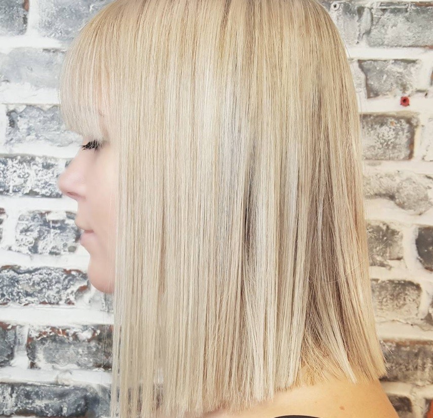 Trendy short hairstyles: blonde bob with blunt bob fringe