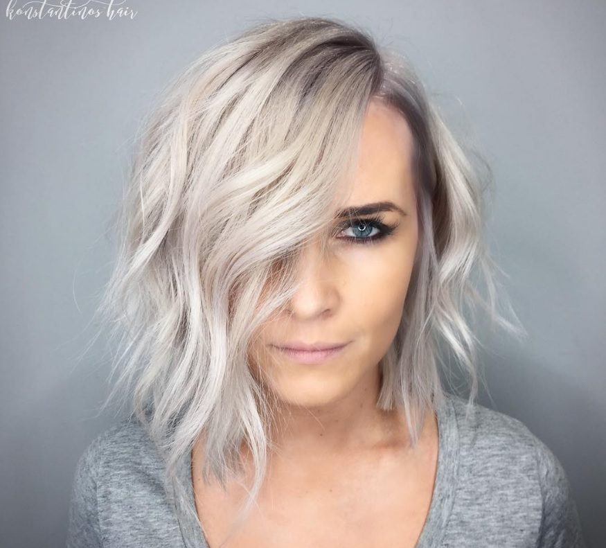 Cool hairstyles for short hair from Instagram: woman with a blonde bob and deep side parting