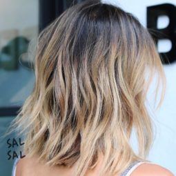 Cool hairstyles for short hair: Woman with a sun-kissed textured bob