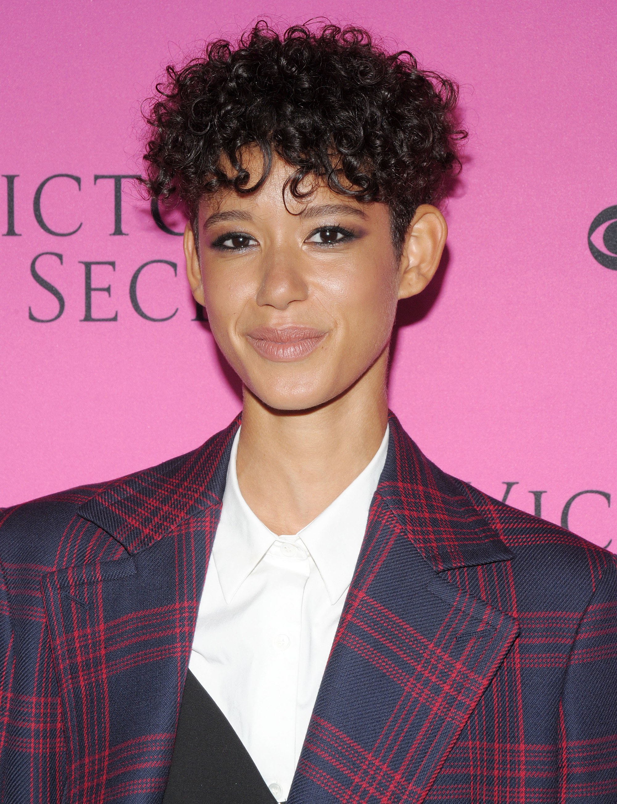 Curly hair hairstyles: Model Dilone with short dark brown curly pixie cut at Victoria's Secret event