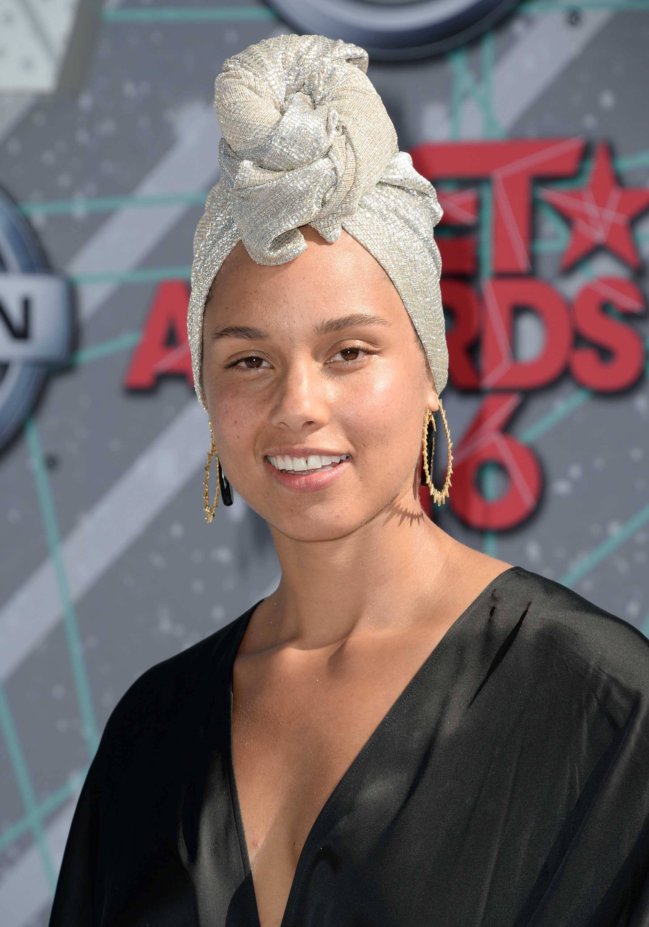 hair accessories 2016: All Things Hair - IMAGE - celebrity hairstyles Alicia Keys headwrap