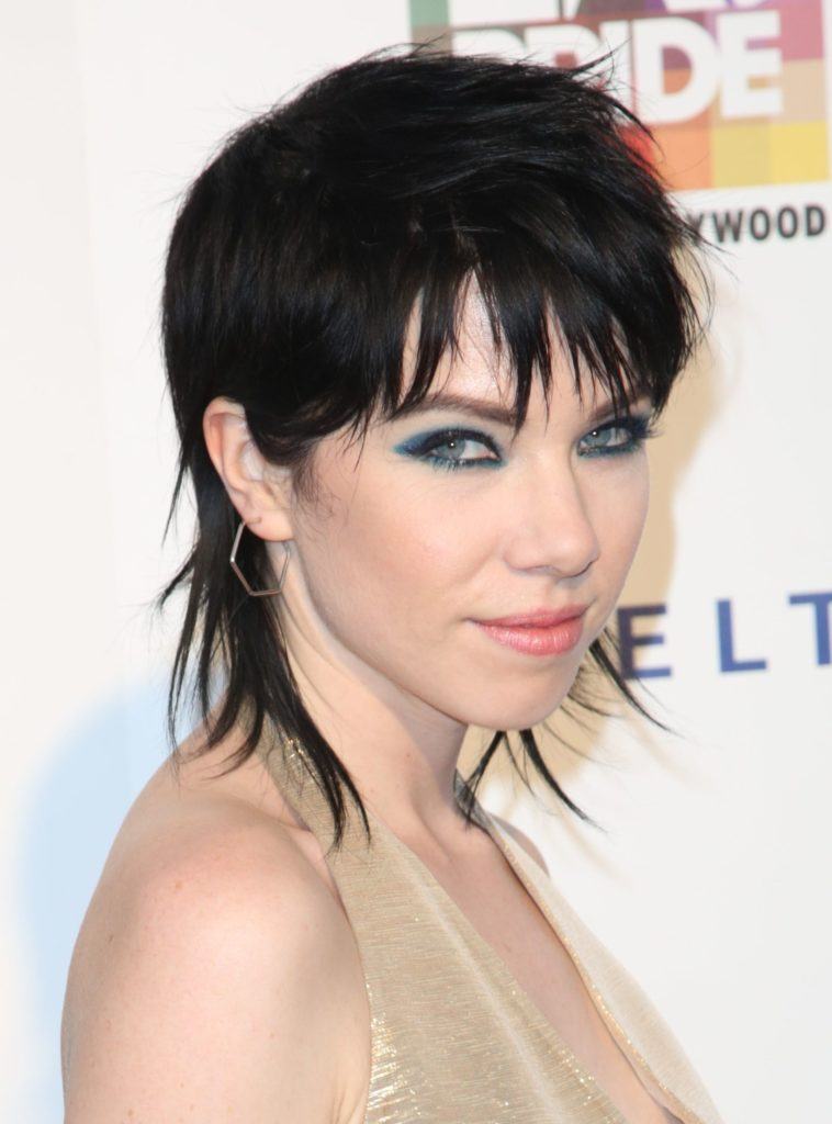 short hairstyles for women 2017: Carley Rae Jepsen edgy shag cut hairstyle