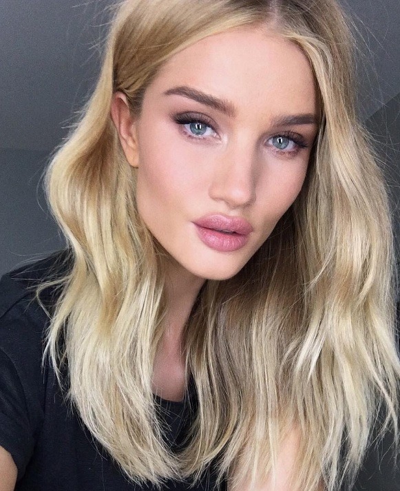 Rosie Huntington-Whiteley with long wavy blonde hair