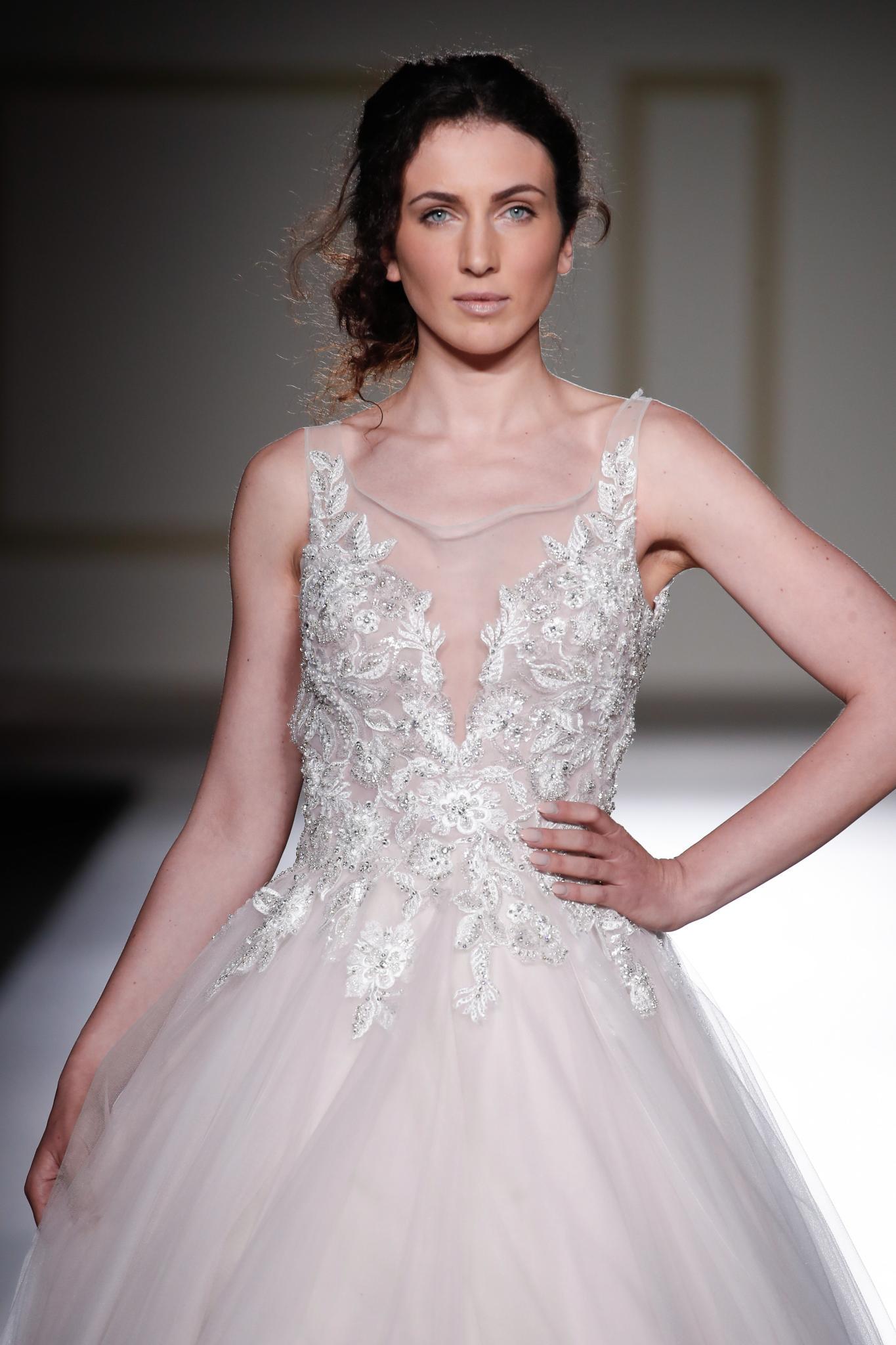 Wedding updos: Brunette model with hair worn to the side in a bun at eddyk FW17