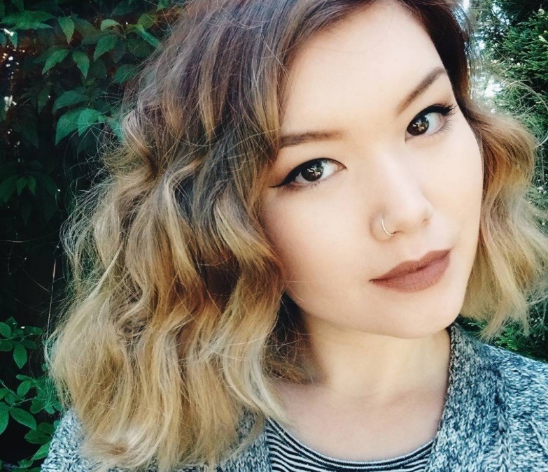 Short ombre hair: woman with wavy bob with blonde ombre short hair