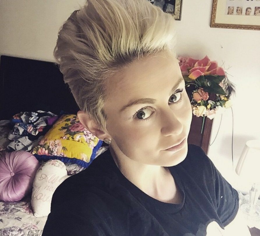 Gym hairstyles for thick hair: Selfie of a woman with short bleach blonde hair in a quiff style