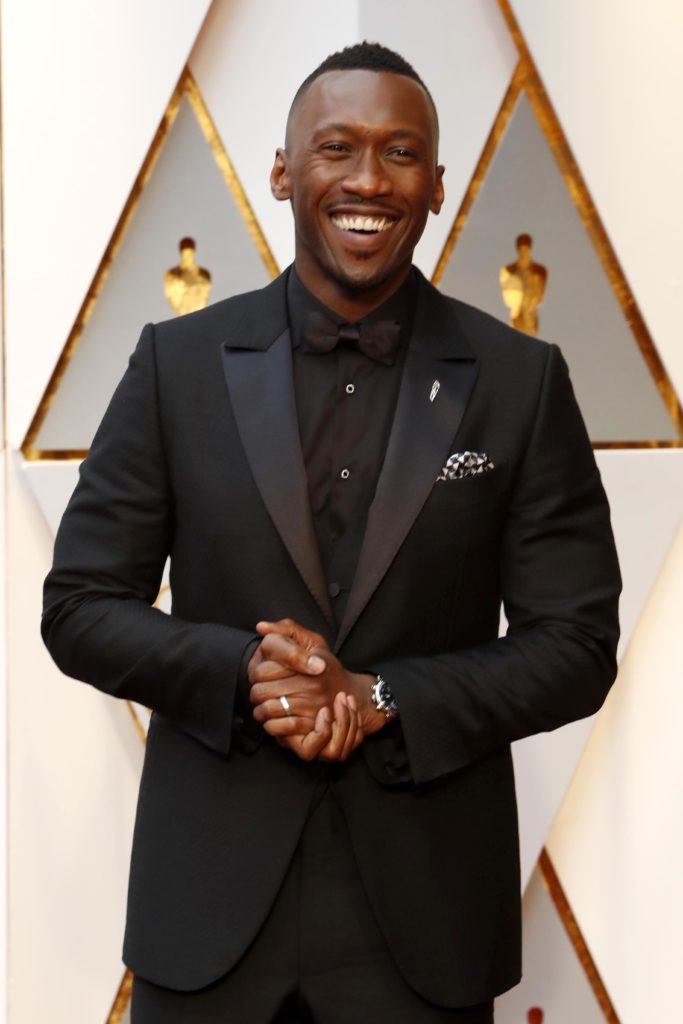 moonlight winner mahershala on the red carpet wearing black and short haircut