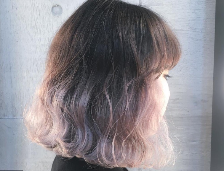Short ombre hair: Woman with lilac wavy ombre hair with a fringe