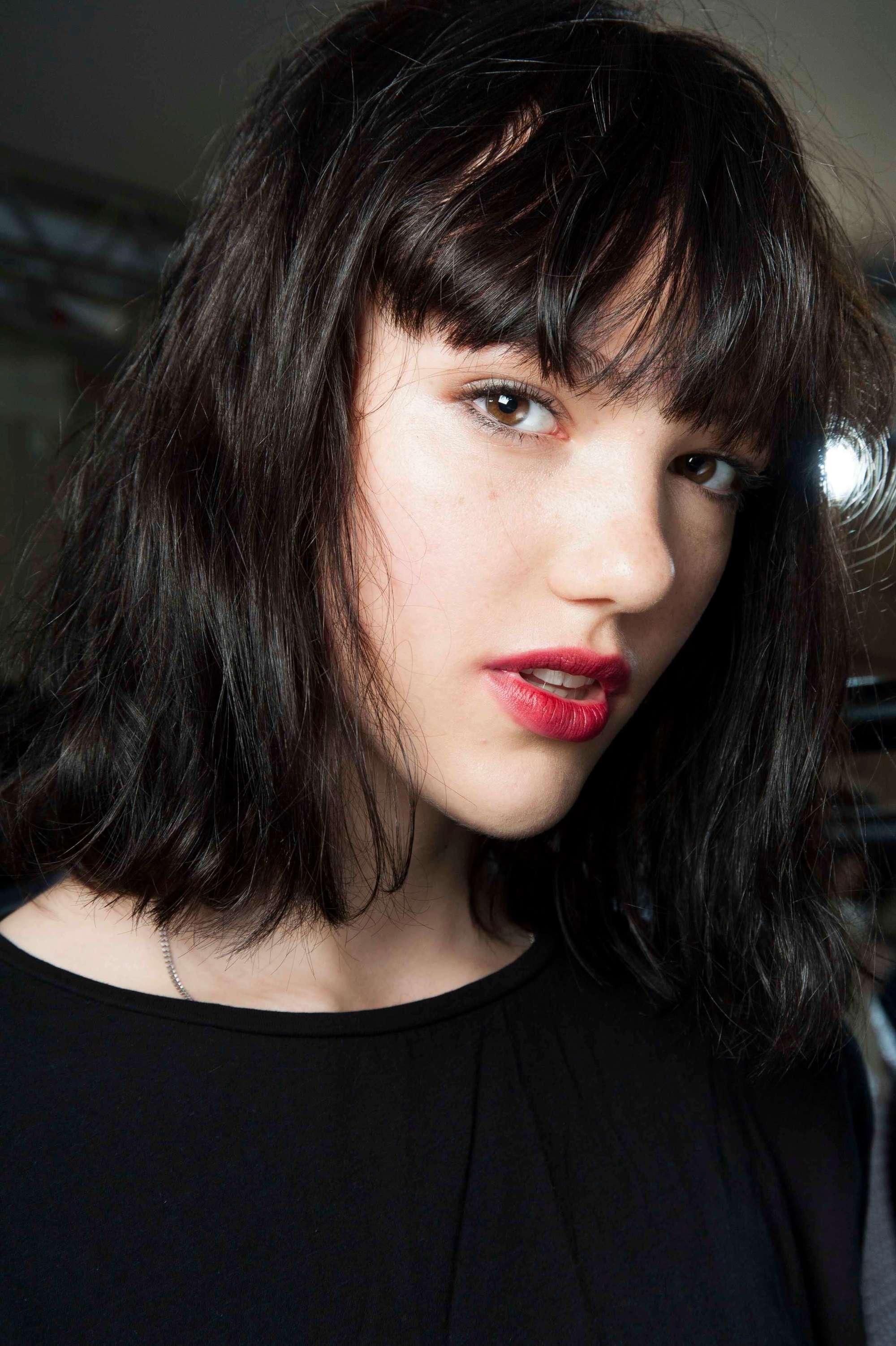 Short easy hairstyles: model with black hair colour and a wavy bob