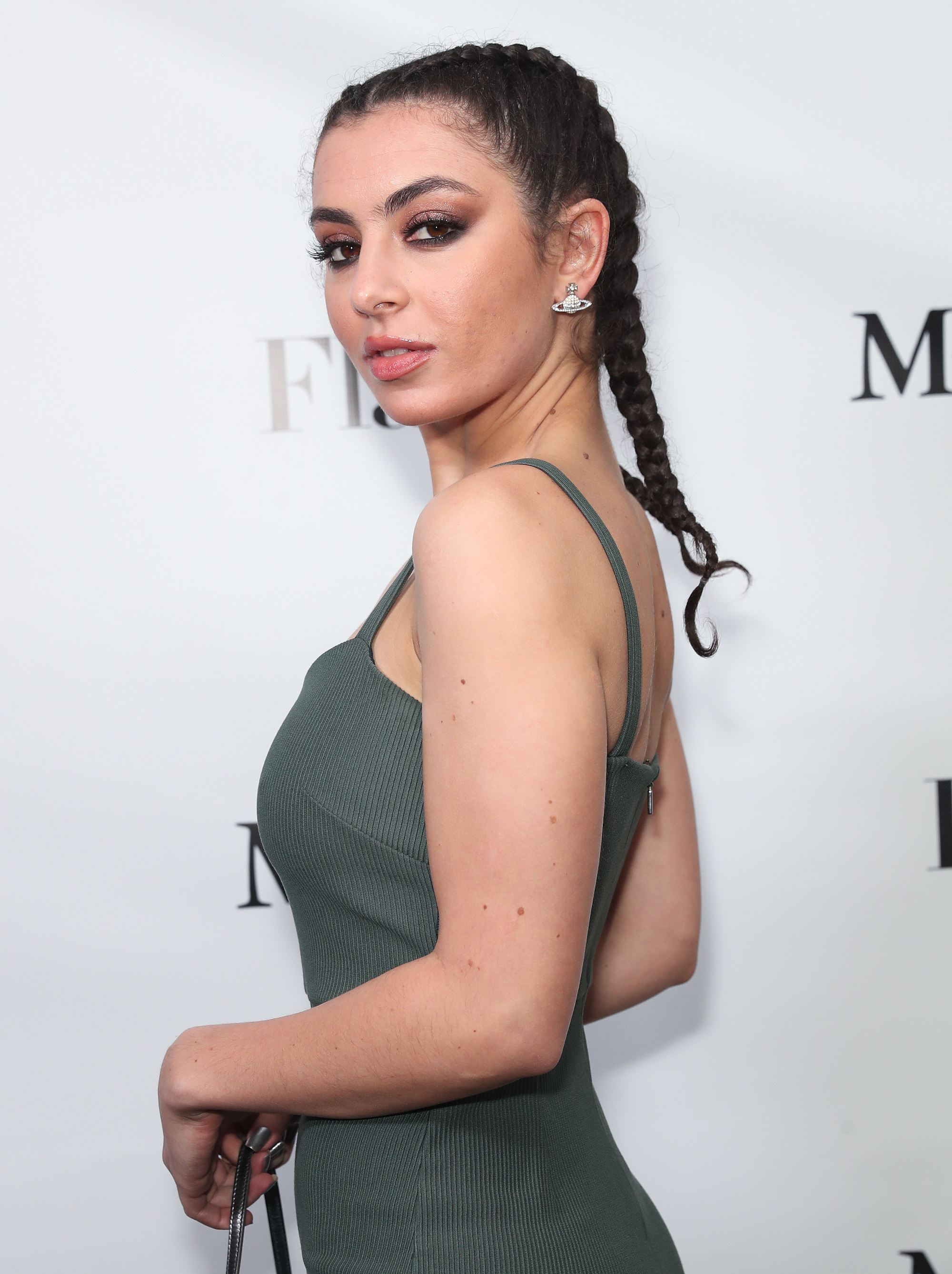 celeb hairstyles: singer charli xcx with her brunette hair in boxer braids