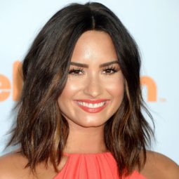 demi lovato at the kids choice awards 2017 with a brunette lob hairstyle