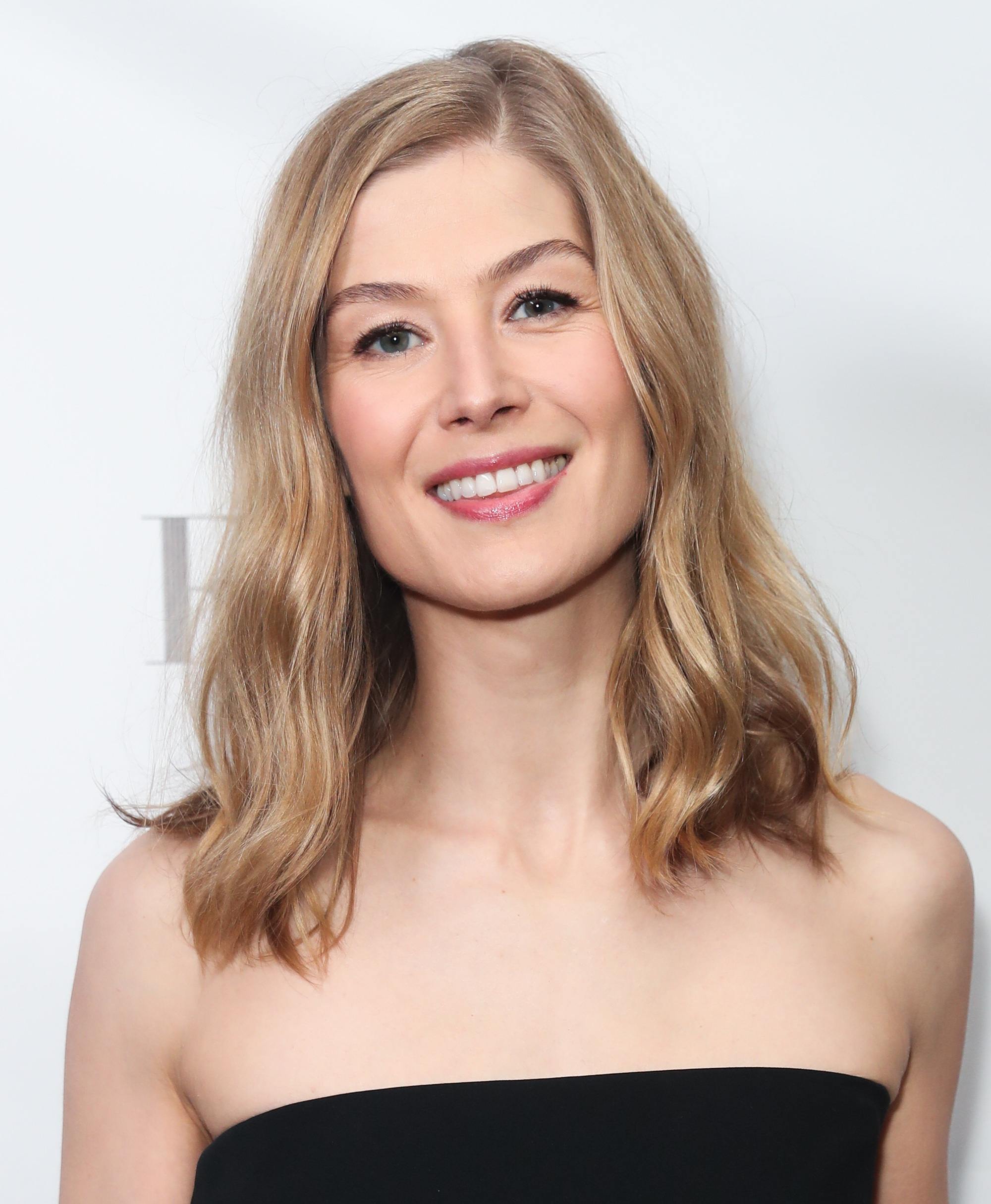 celeb hairstyles: gone girl actress rosamund pike with blonde loose curls