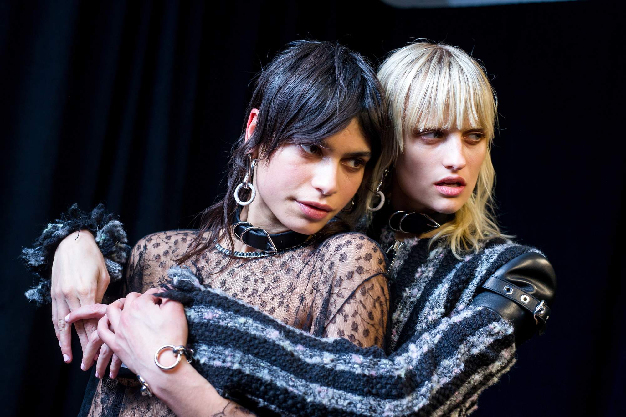 images of short hairstyles: models backstage with shaggy short haircuts