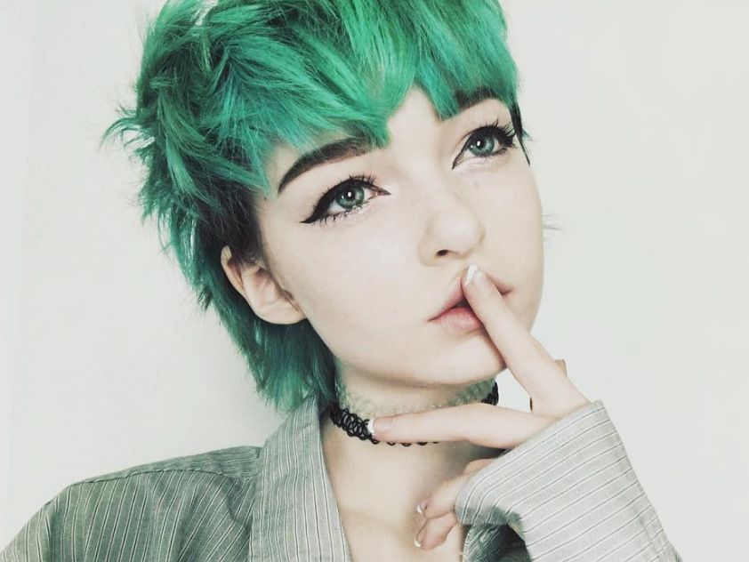 woman with green short scene hair