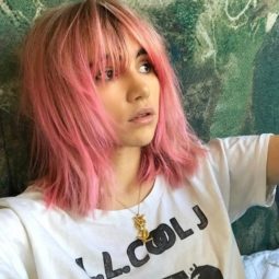 Suki Waterhouse pink hair colour lob