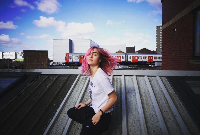 Suki Waterhouse pink hair colour lob