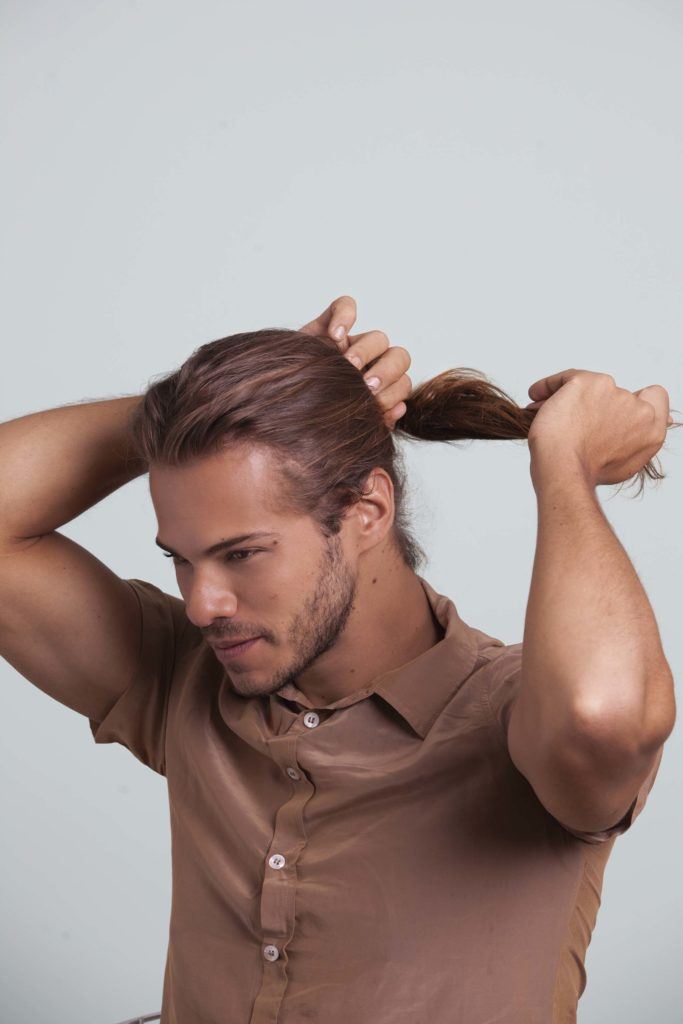 Man bun tutorial man with brown hair making ponytail