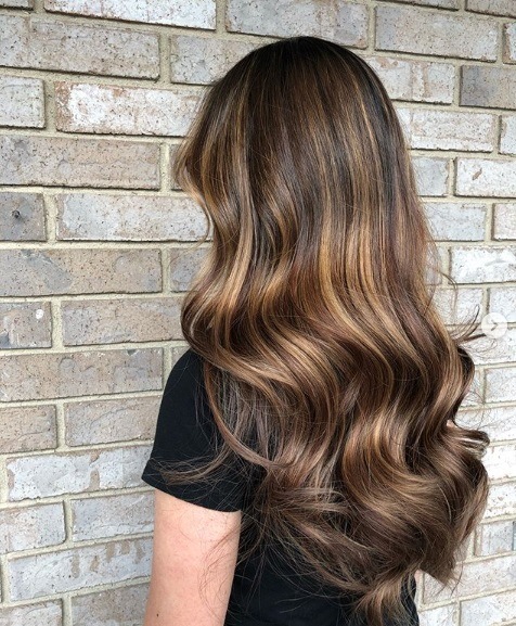 Caramel highlights: Long brunette wavy hair with caramel balayage and highlights