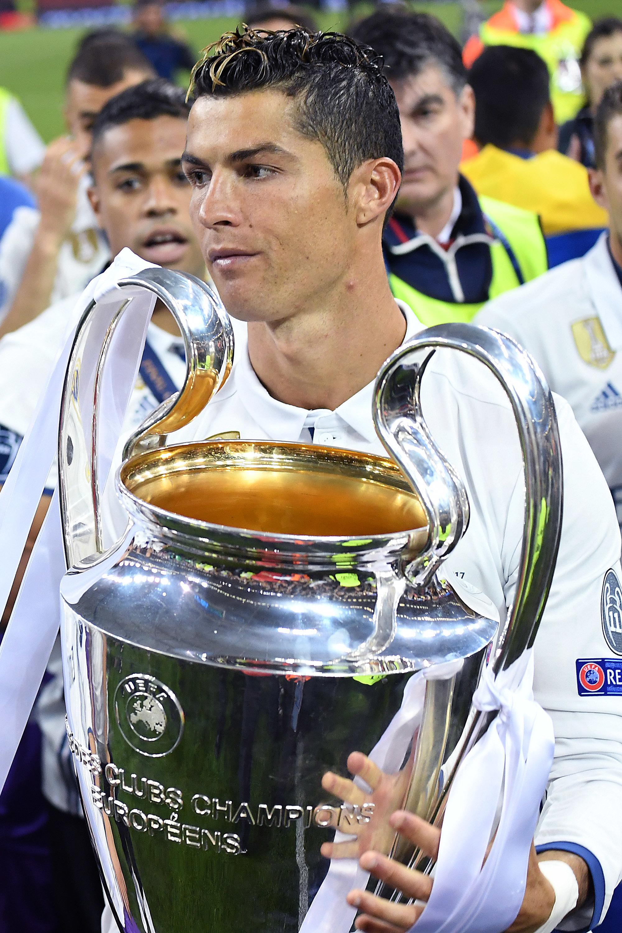 cristiano ronaldo holding the trophy at the champions league final 2017