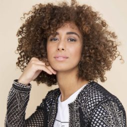 co wash shampoo: model with curly natural hair posing