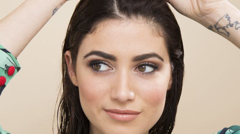 Pin curls tutorial: Brunette model creating her first pin curl